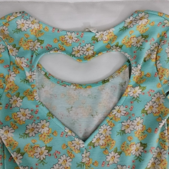 Floral Peplum With Heart Cutout - Picture 5 of 5